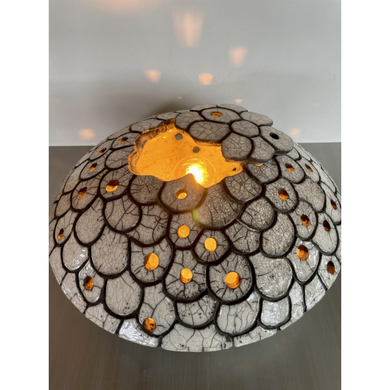 Lumière d'ambiance pour cette superbe lampe en céramique raku blanc