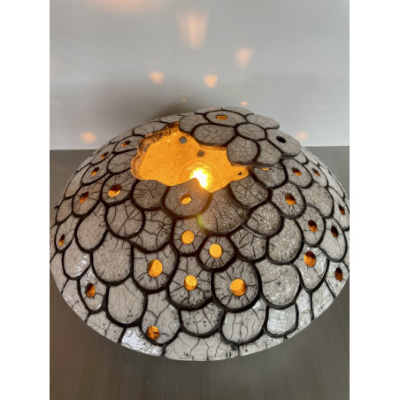 Lumière d'ambiance pour cette superbe lampe en céramique raku blanc