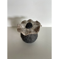 Boîte raku avec son couvercle en forme de fleur tellement originale !