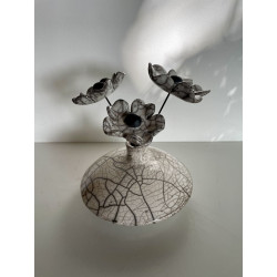 Esprit Zen pour cet ensemble  vase et fleurs en céramique Raku