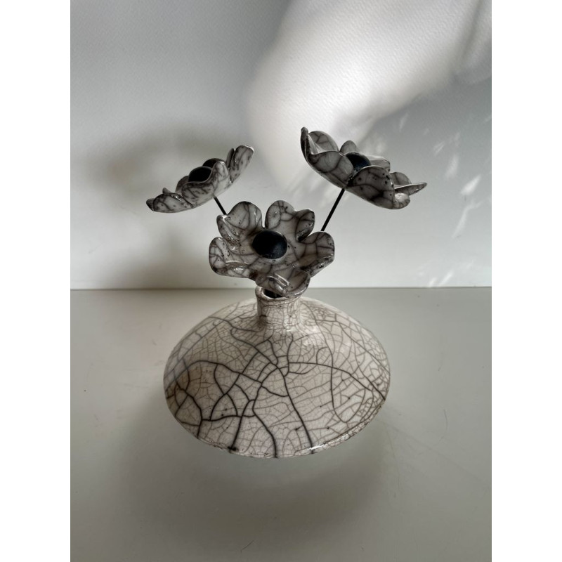 Esprit Zen pour cet ensemble  vase et fleurs en céramique Raku
