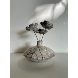 Esprit Zen pour cet ensemble  vase et fleurs en céramique Raku