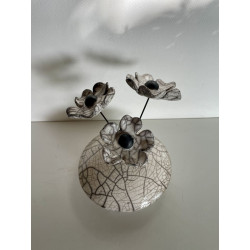 Esprit Zen pour cet ensemble  vase et fleurs en céramique Raku
