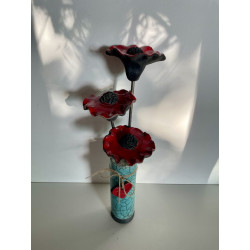 Coquelicots bien rouges avec soliflore en céramique raku