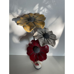 Vase avec ses trois fleurs colorées en céramique raku, déco assurée