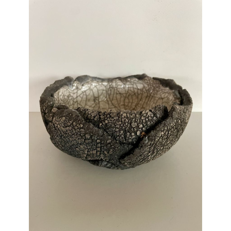 A beautiful decorative object for this truly original bowl or pouch.