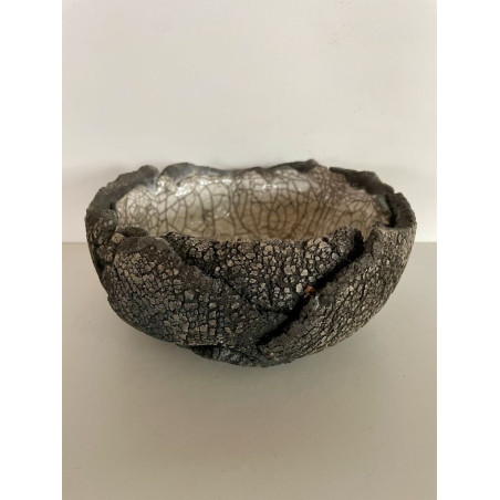A beautiful decorative object for this truly original bowl or pouch.