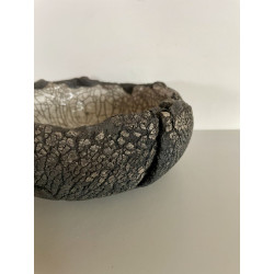 A beautiful decorative object for this truly original bowl or pouch.