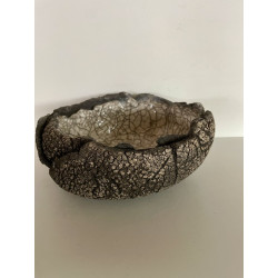 A beautiful decorative object for this truly original bowl or pouch.
