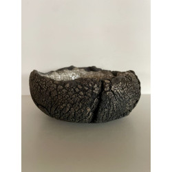 A beautiful decorative object for this truly original bowl or pouch.