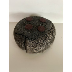 A beautiful decorative object for this truly original bowl or pouch.