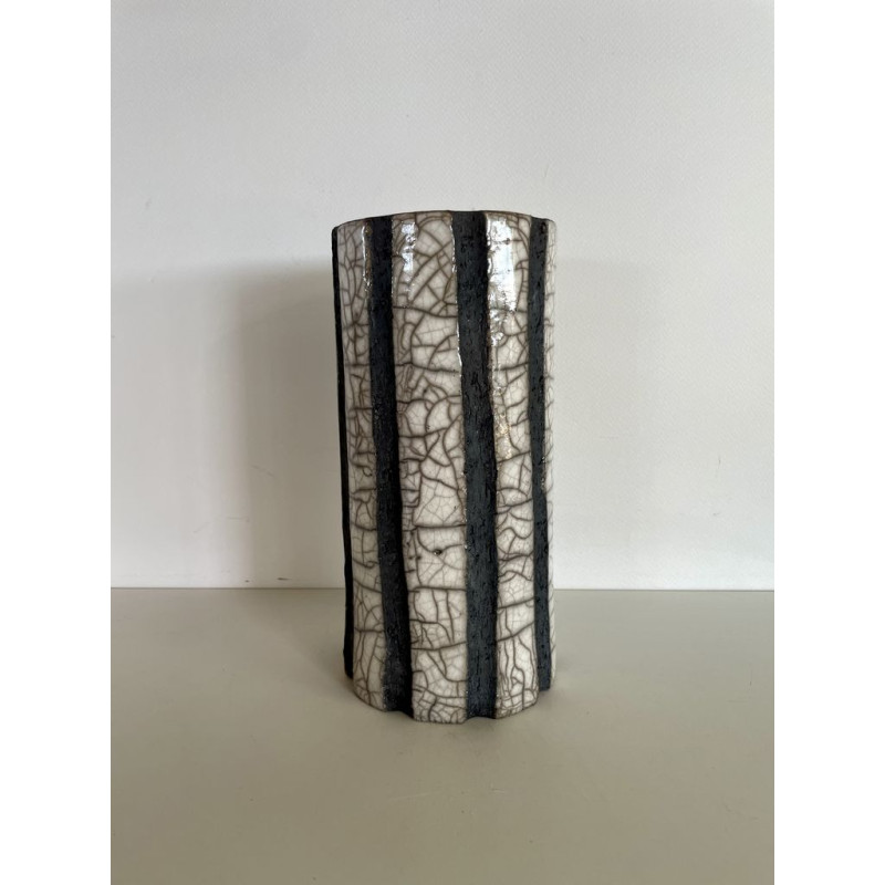 Vase Raku très contemporain avec ses lignes lave volcanique