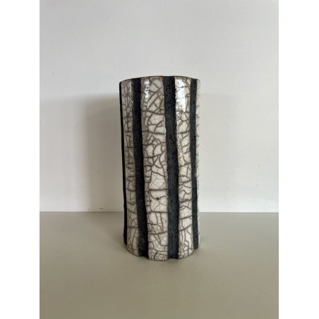 Vase Raku très contemporain avec ses lignes lave volcanique