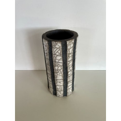 Vase Raku très contemporain avec ses lignes lave volcanique