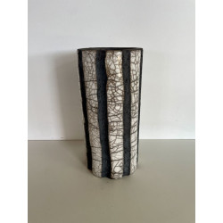 Vase Raku très contemporain avec ses lignes lave volcanique