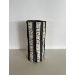 Vase Raku très contemporain avec ses lignes lave volcanique
