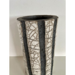 Vase Raku très contemporain avec ses lignes lave volcanique