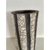 Vase Raku très contemporain avec ses lignes lave volcanique