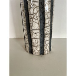 Vase Raku très contemporain avec ses lignes lave volcanique