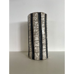 Vase Raku très contemporain avec ses lignes lave volcanique