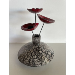 Esprit Zen pour cet ensemble  vase et fleurs en céramique Raku