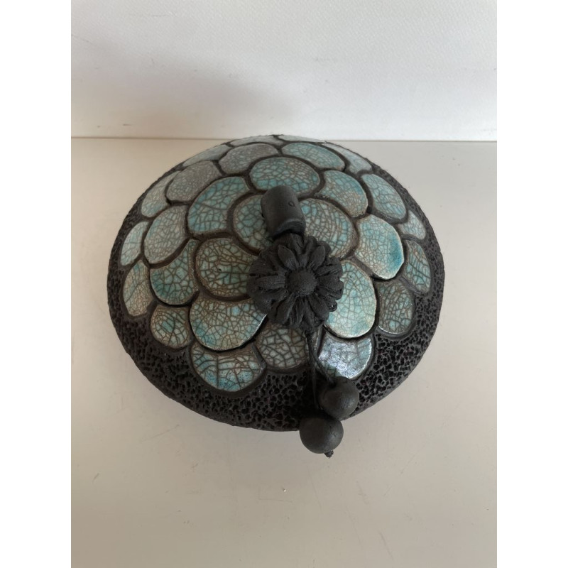 Bel objet décoratif et unique pour cette boîte en raku art déco