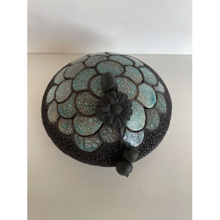 Bel objet décoratif et unique pour cette boîte en raku art déco
