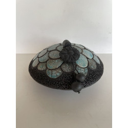 Bel objet décoratif et unique pour cette boîte en raku art déco