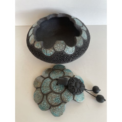 Bel objet décoratif et unique pour cette boîte en raku art déco