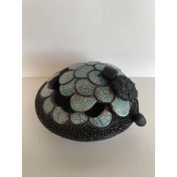Bel objet décoratif et unique pour cette boîte en raku art déco