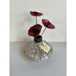 Esprit Zen pour cet ensemble  vase et fleurs en céramique Raku