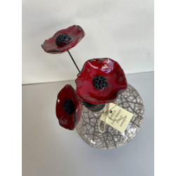 Esprit Zen pour cet ensemble  vase et fleurs en céramique Raku