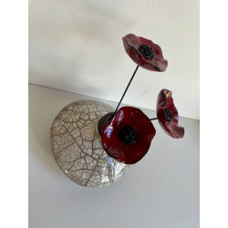 Esprit Zen pour cet ensemble  vase et fleurs en céramique Raku