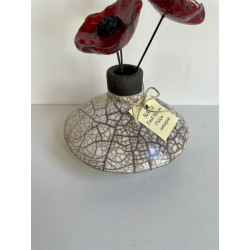 Esprit Zen pour cet ensemble  vase et fleurs en céramique Raku