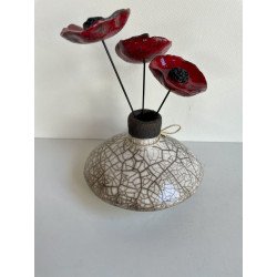 Esprit Zen pour cet ensemble  vase et fleurs en céramique Raku