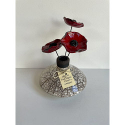 Esprit Zen pour cet ensemble  vase et fleurs en céramique Raku