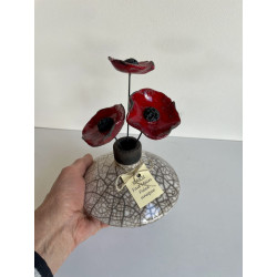 Esprit Zen pour cet ensemble  vase et fleurs en céramique Raku