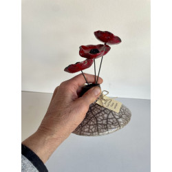 Esprit Zen pour cet ensemble  vase et fleurs en céramique Raku