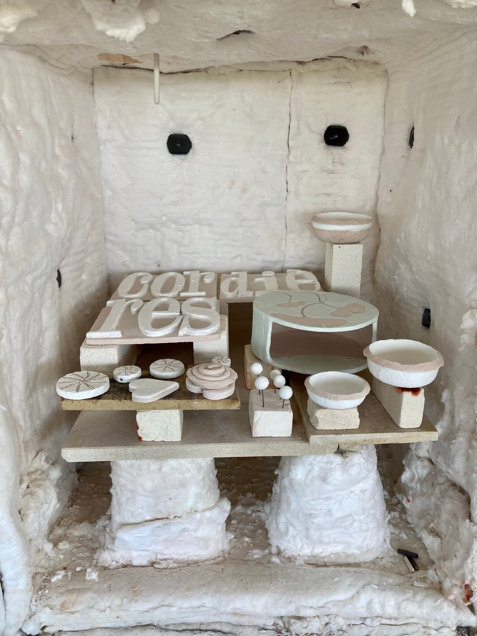 Après l'émaillage, enfournement dans le four Raku extérieur